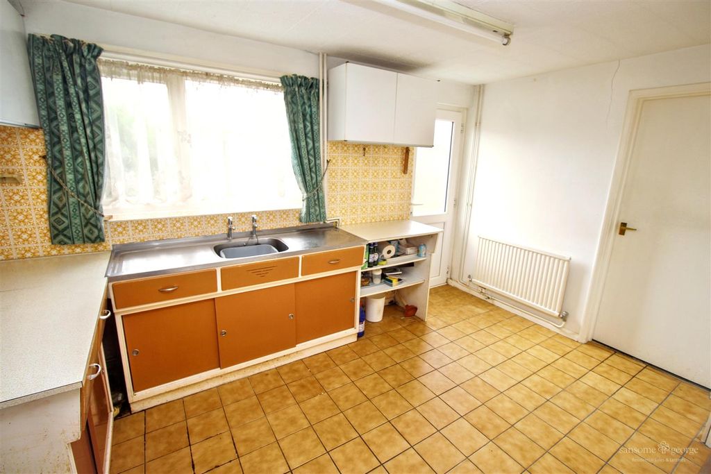 Property photo 3 of 11 Kitchen