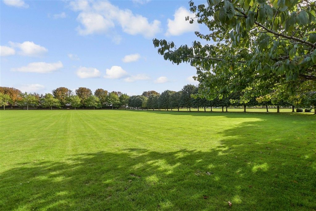 Property photo 1 of 12 Communal Gardens