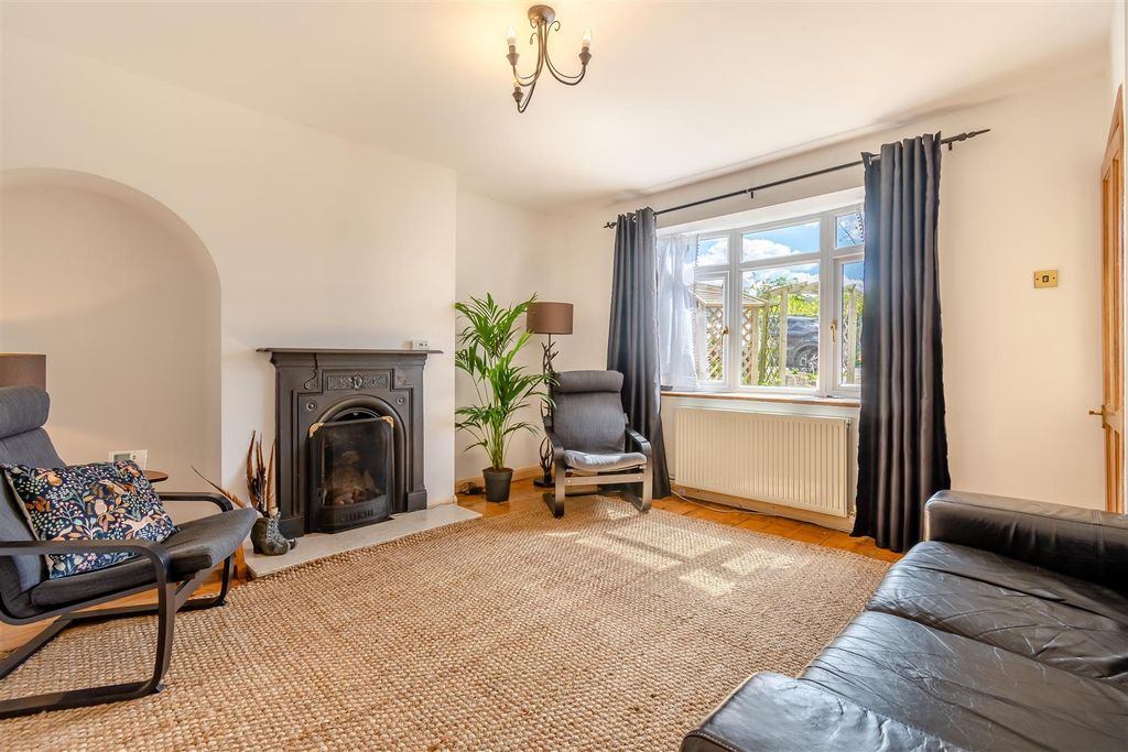 Property photo 3 of 28 Lounge