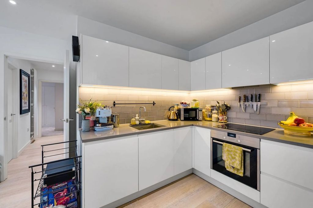 Property photo 2 of 10 Kitchen
