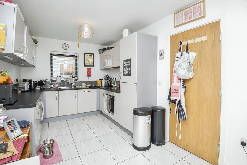 Property photo 3 of 28