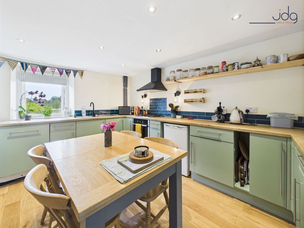 Property photo 3 of 17 Kitchen