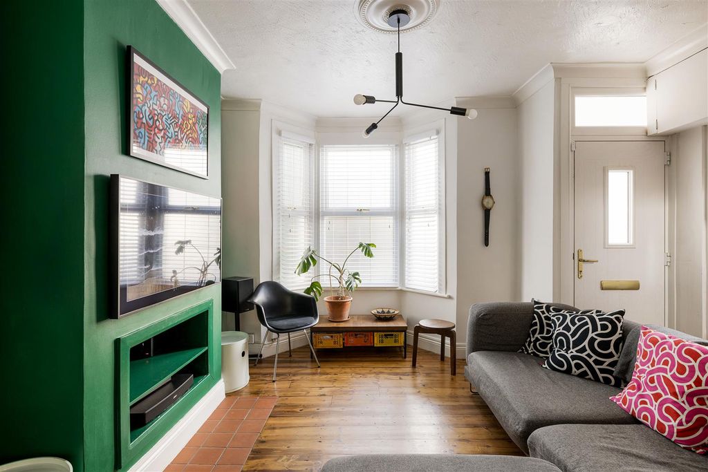 Property photo 2 of 33 Cann Hall Road, E11