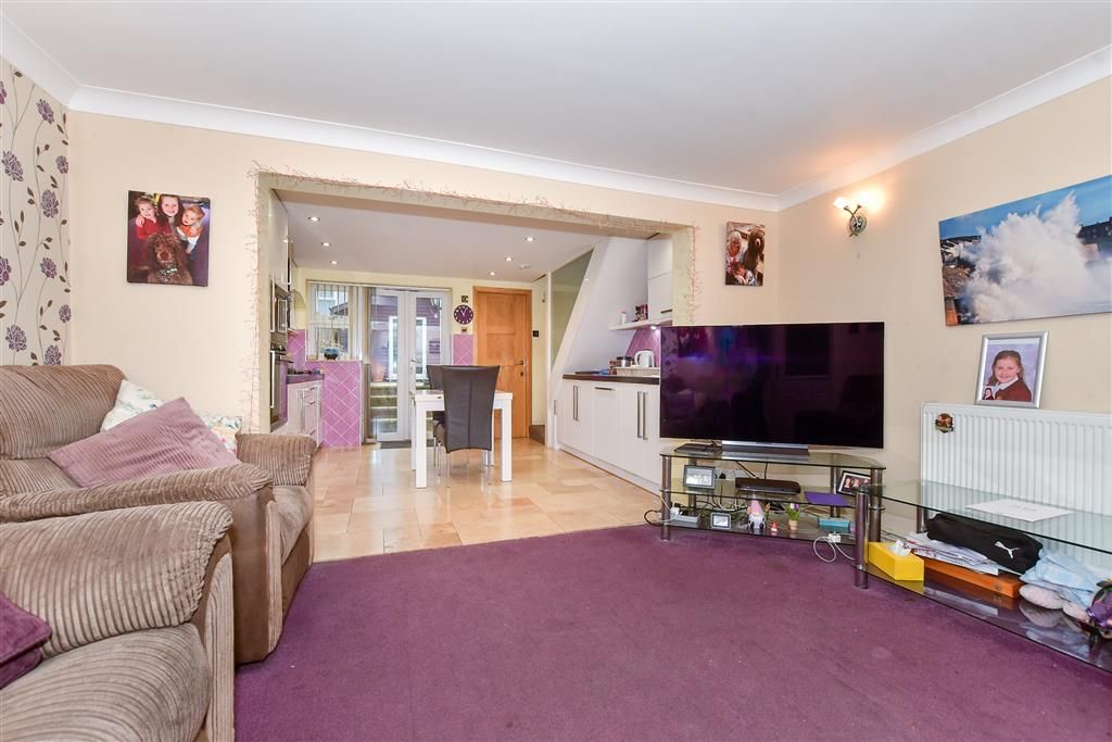 Property photo 3 of 11 Lounge