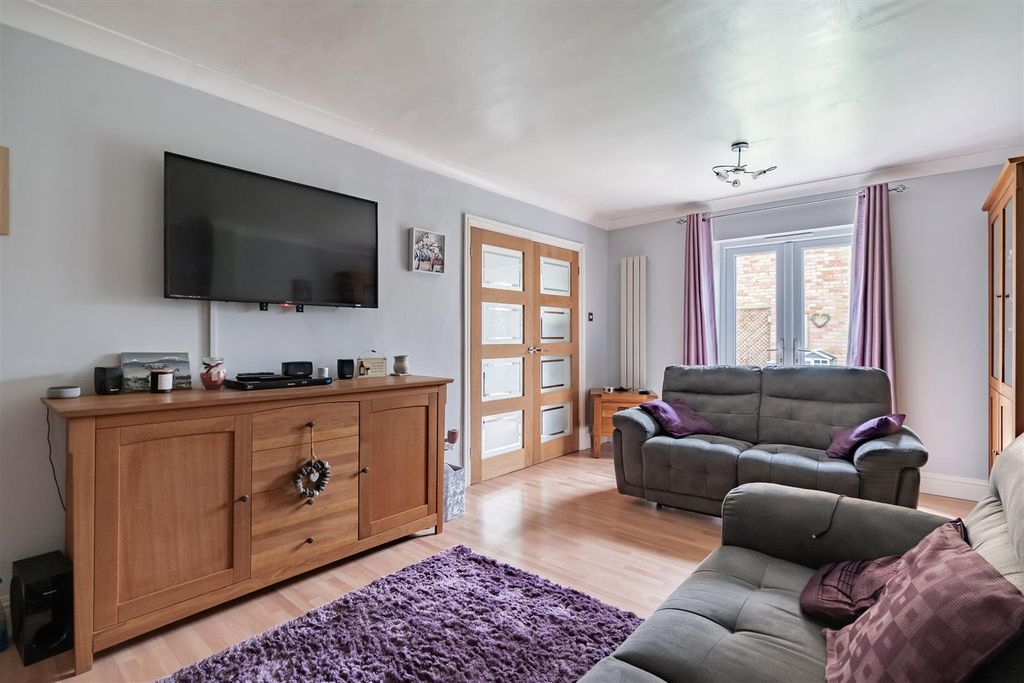 Property photo 3 of 16 Living Room