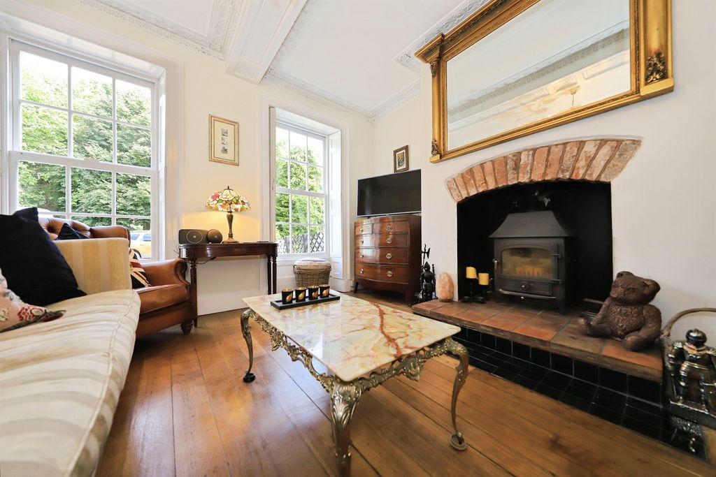 Property photo 2 of 23