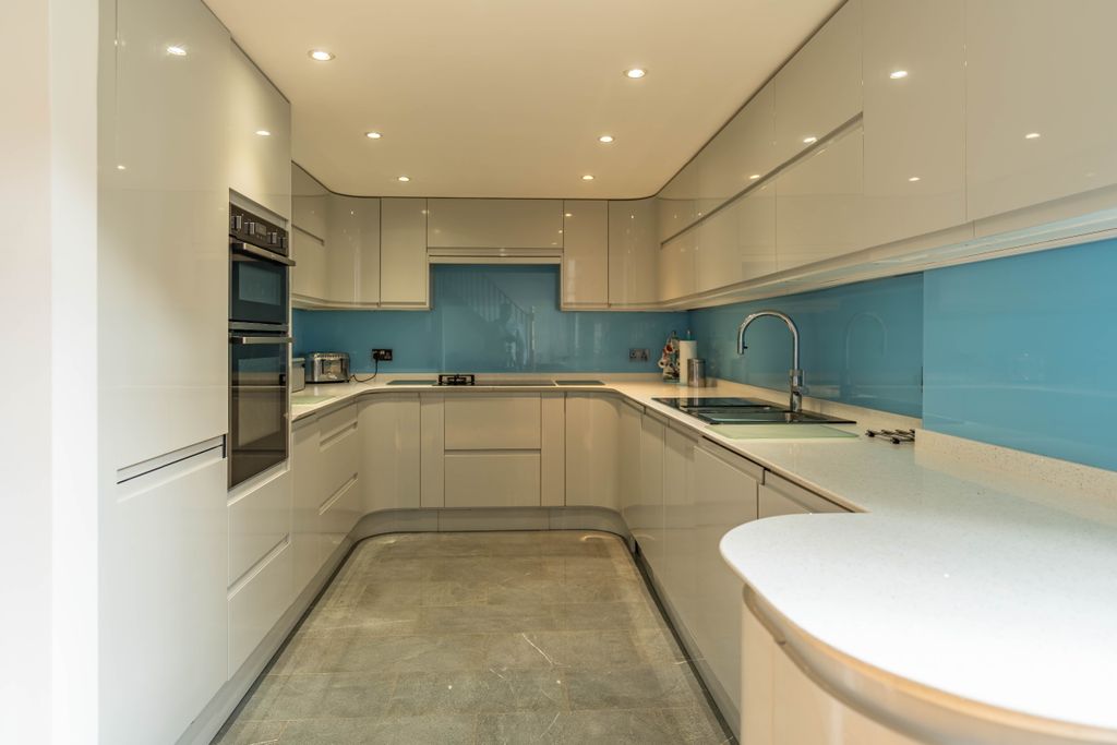 Property photo 3 of 80