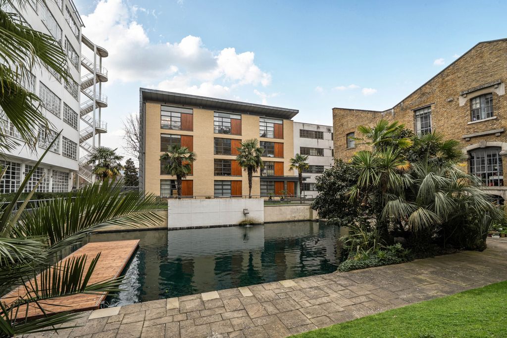 Property photo 3 of 18 External