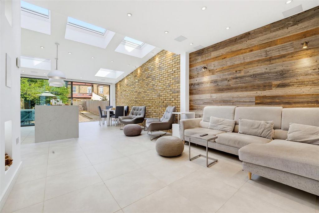 Property photo 2 of 19 31 Clitherow Through.Jpg