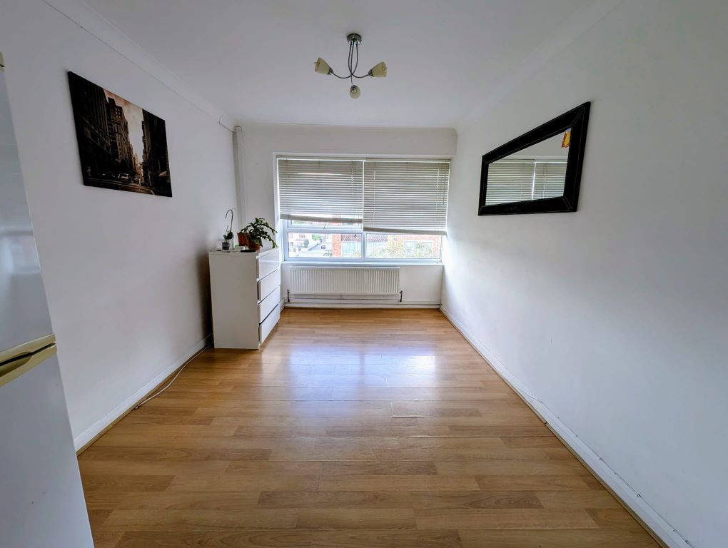 Property photo 3 of 11 Living Room1