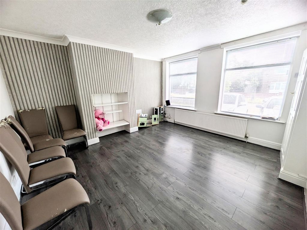 Property photo 3 of 9 Lounge
