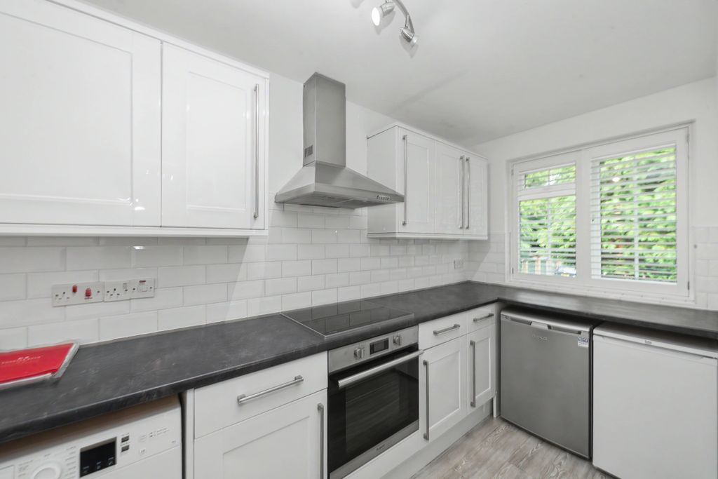 Property photo 2 of 15 18 Tavistock Road, Bromley, Kent, Br2 0Sy