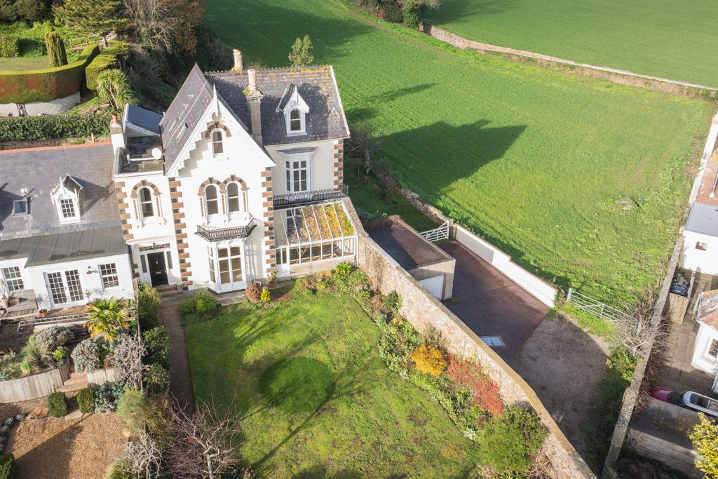 Property photo 2 of 20