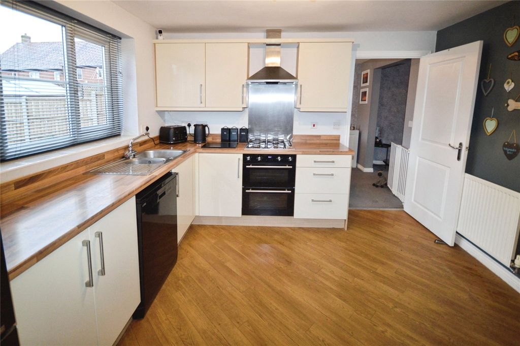 Property photo 2 of 18 Kitchen