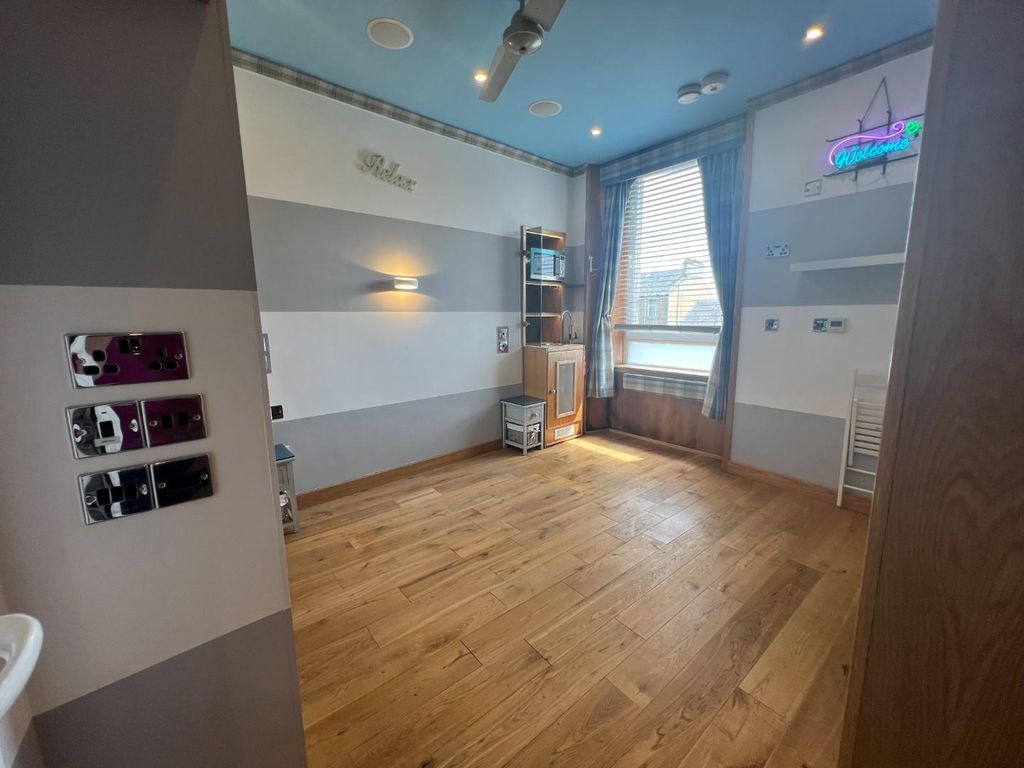 Property photo 1 of 6 Main Room