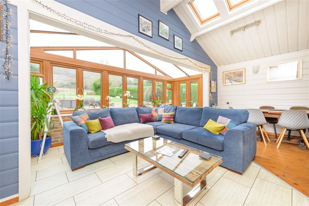 Property photo 2 of 19 Lounge