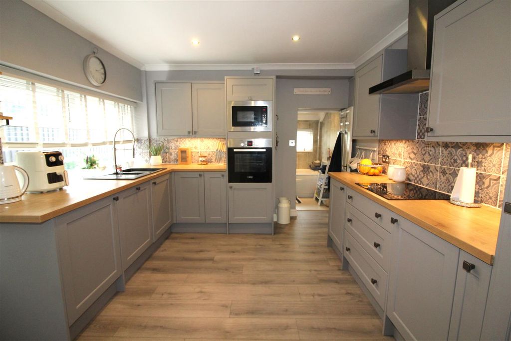 Property photo 2 of 31 Kitchen