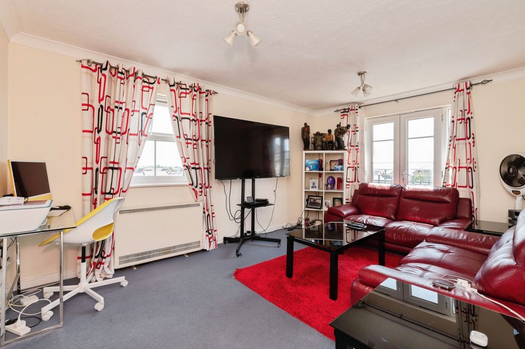 Property photo 2 of 8 58Rawlynclosechaffordhundredgraysrm166Bs9