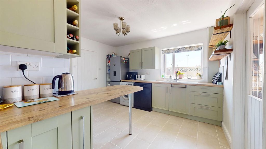 Property photo 2 of 18 Kitchen