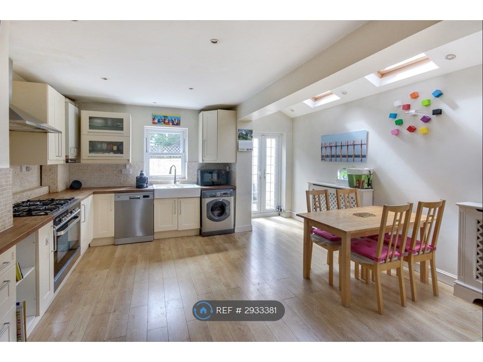 Property photo 3 of 17 Kitchen