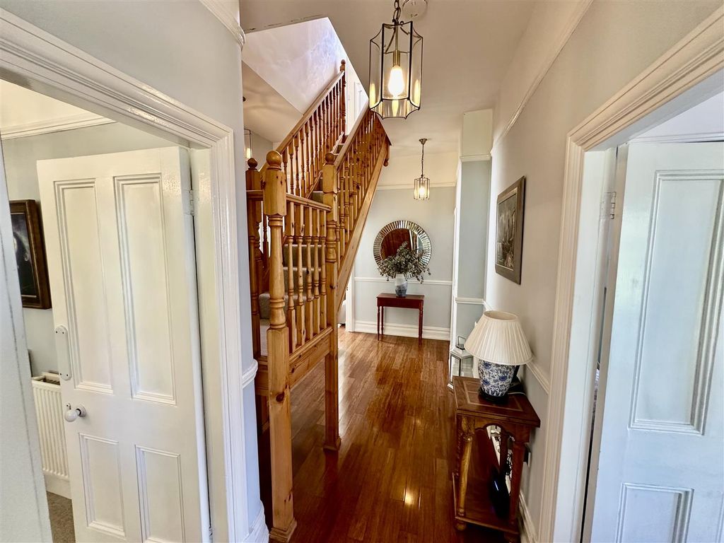 Property photo 3 of 58 Feature Dogleg Staircase