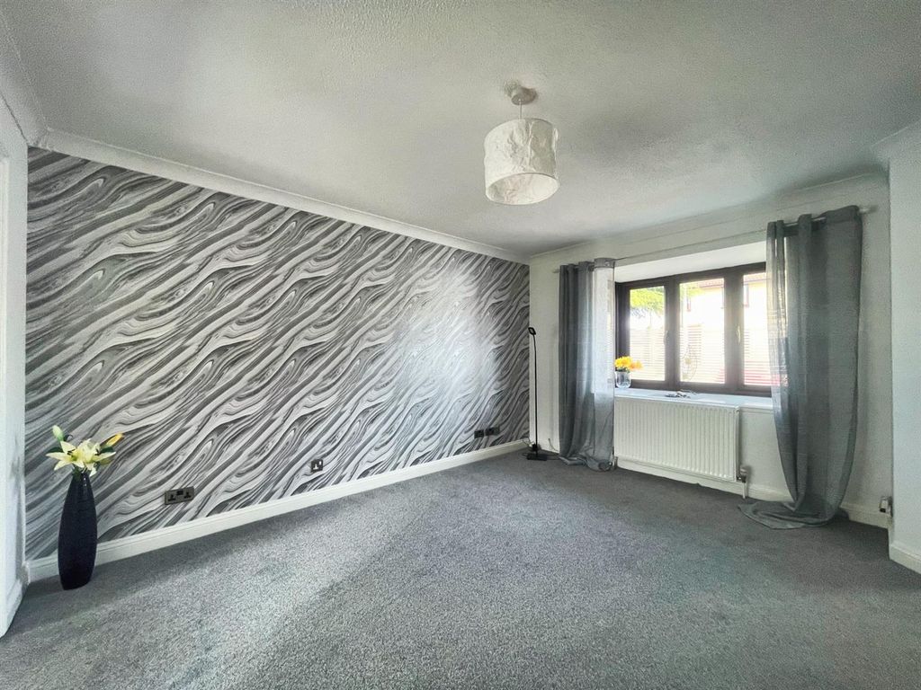 Property photo 2 of 12 Lounge