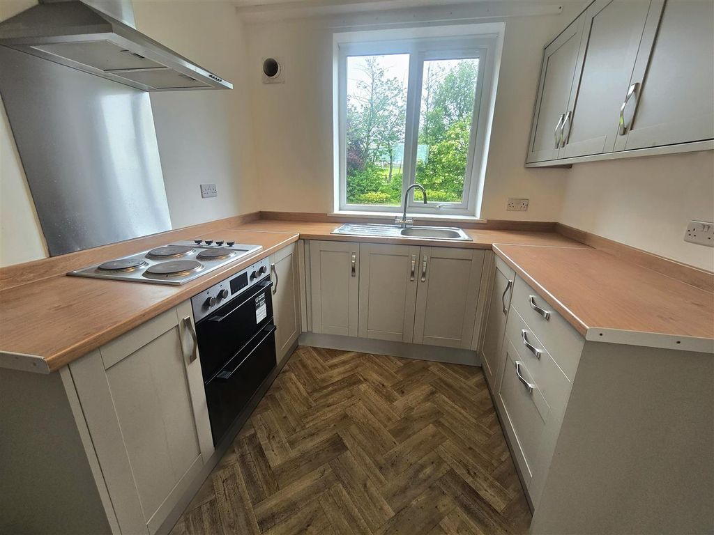 Property photo 3 of 10 Kitchen