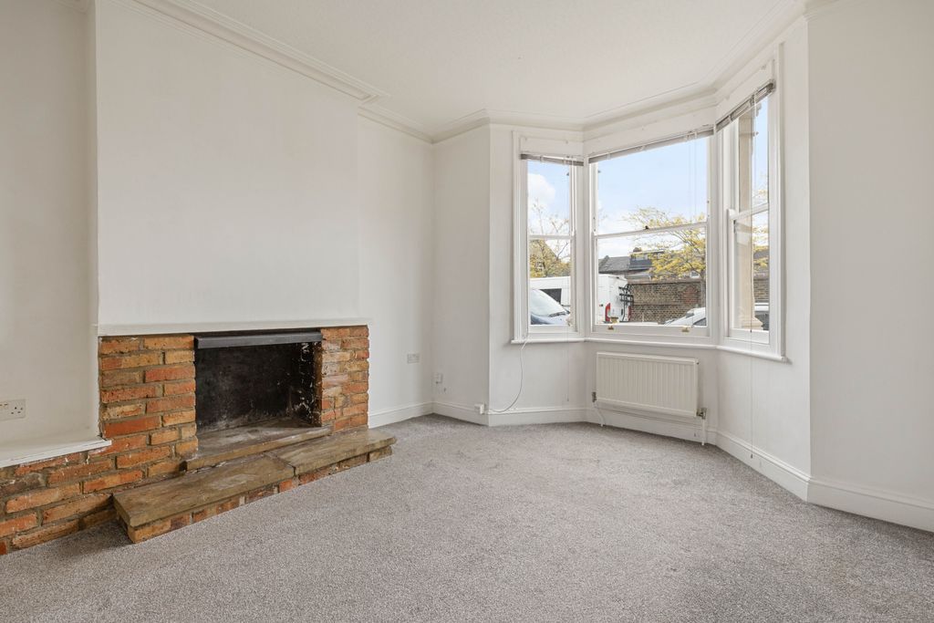 Property photo 2 of 11 21 Rathfern Road, Se6 - 2