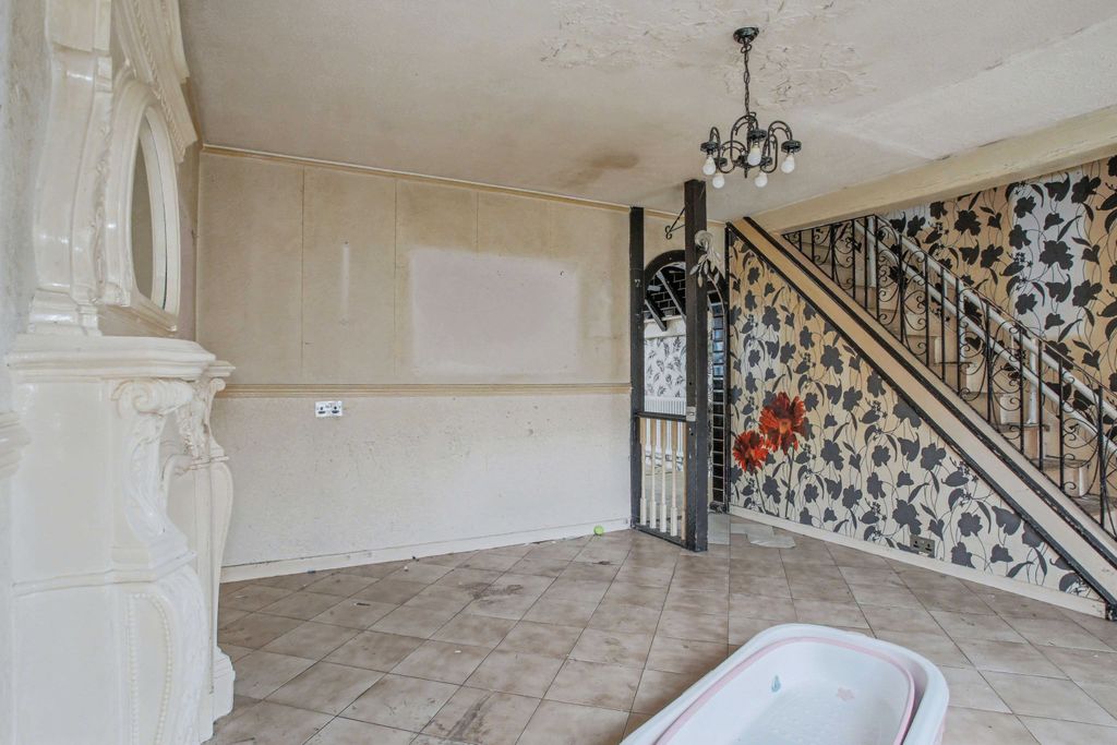 Property photo 3 of 26 5 Roberts Court, Hallwood Park, Runcorn, Wa7 2Fh