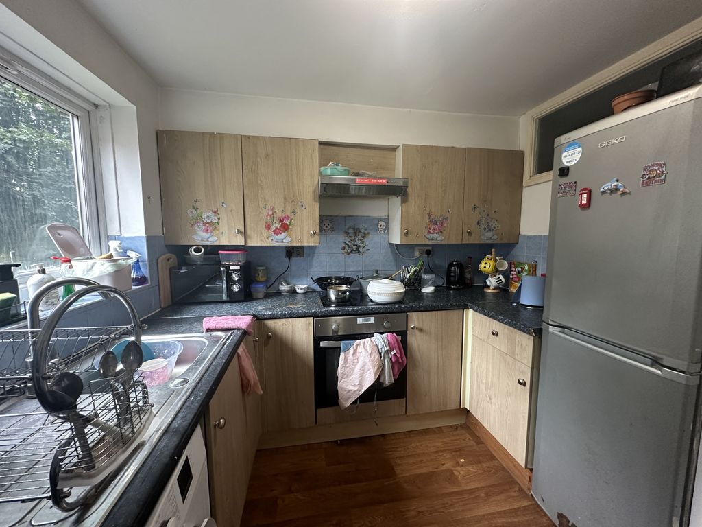 Property photo 3 of 8 Kitchen