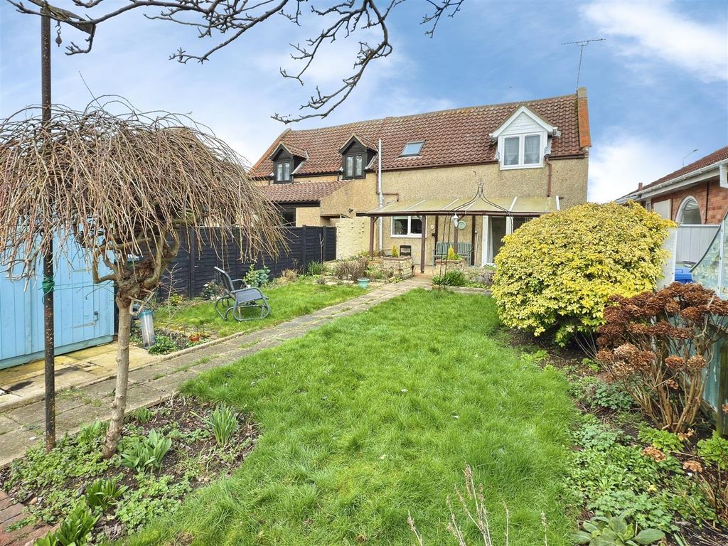 Property photo 2 of 20 Somerleyton Rd (18).Jpg