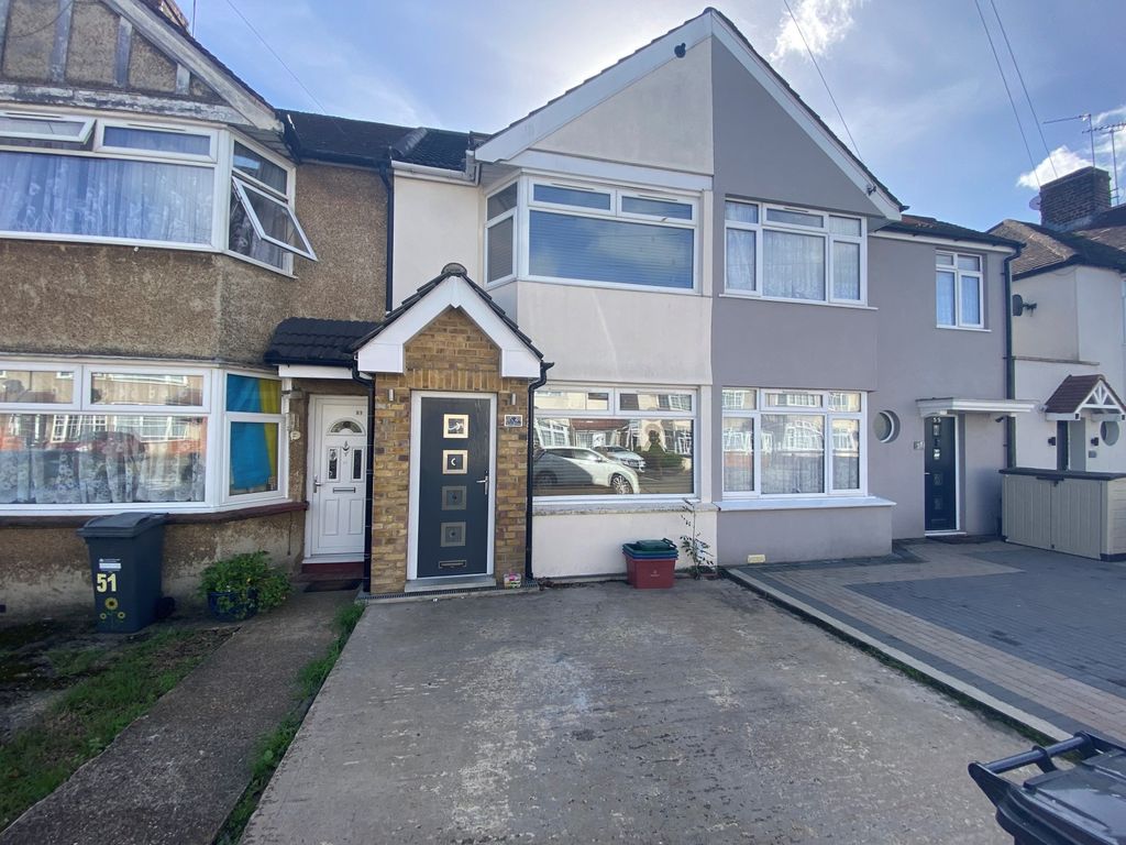 Property photo 1 of 10 Three Bedroom Terraced House For Sale In Feltham