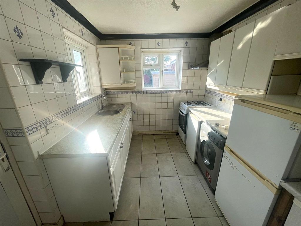 Property photo 3 of 9 Kitchen.Jpg