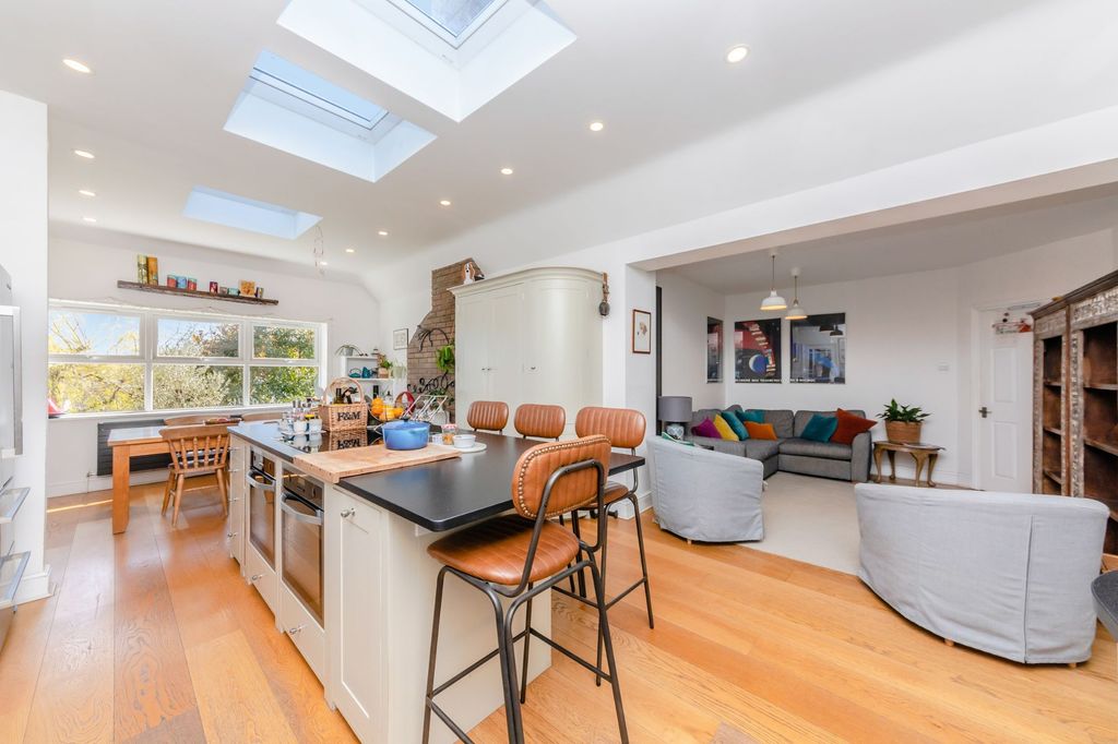 Property photo 3 of 35