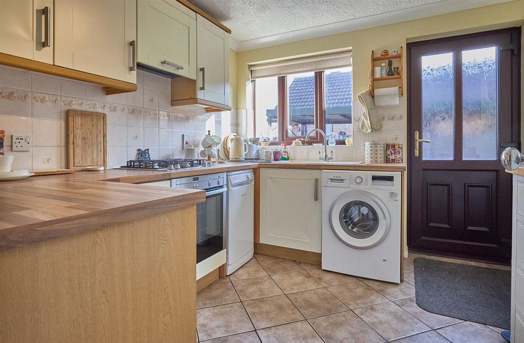 Property photo 2 of 11 Fitted Kitchen To Side
