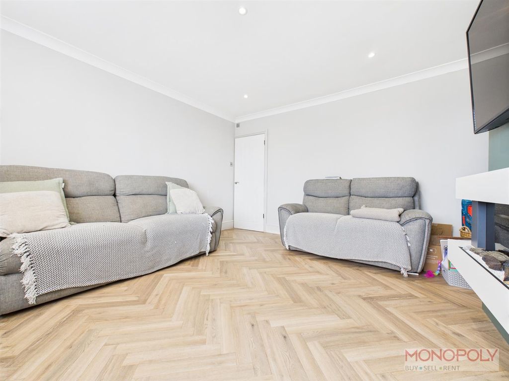 Property photo 3 of 25 Cam04439G0-Pr0116-Still003.Jpg