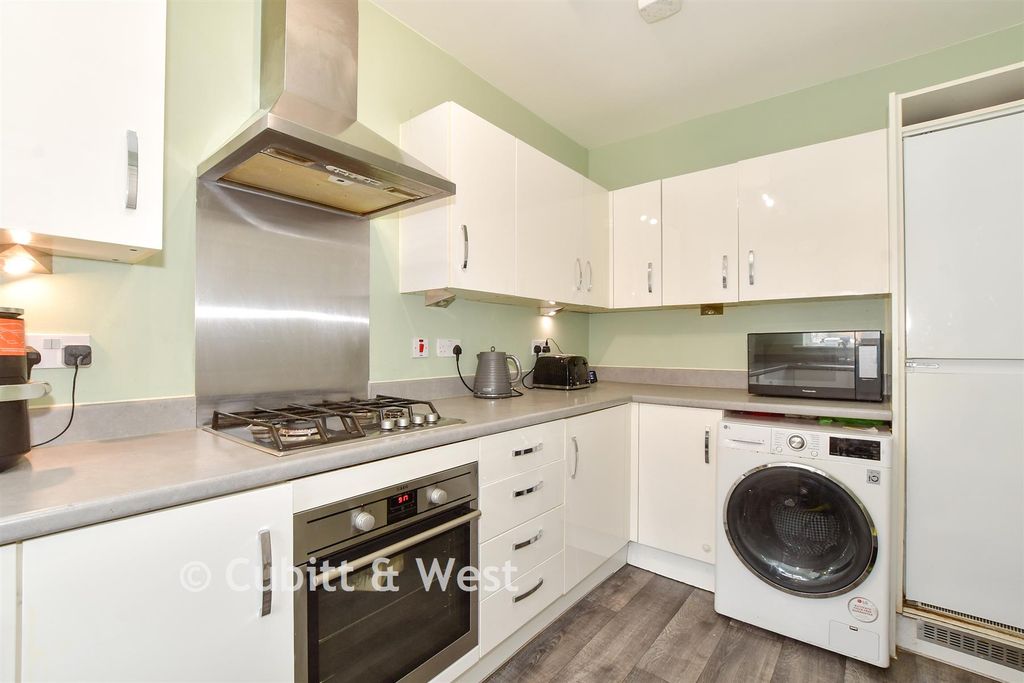 Property photo 3 of 14 Kitchen