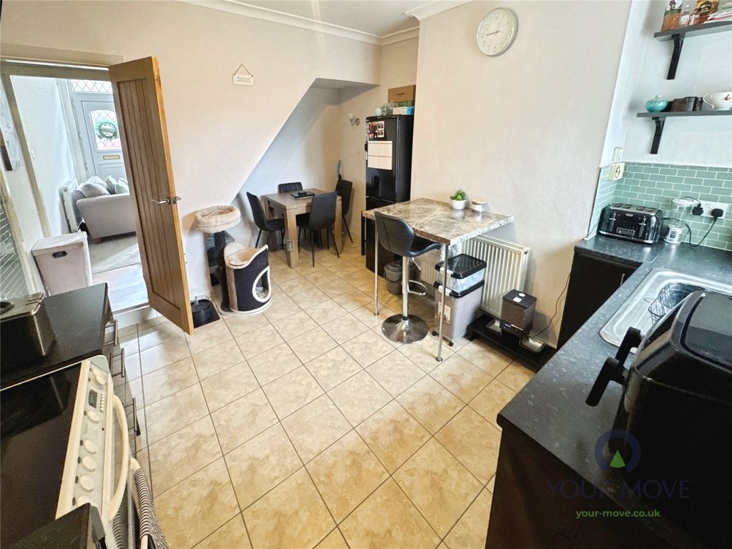 Property photo 3 of 8 Kitchen