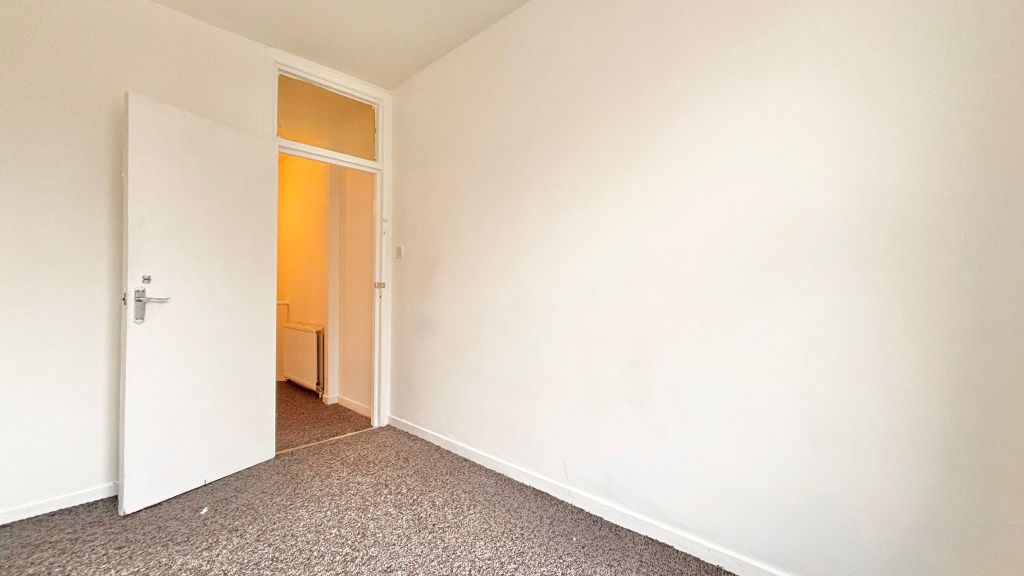 Property photo 3 of 7 Single Bedroom