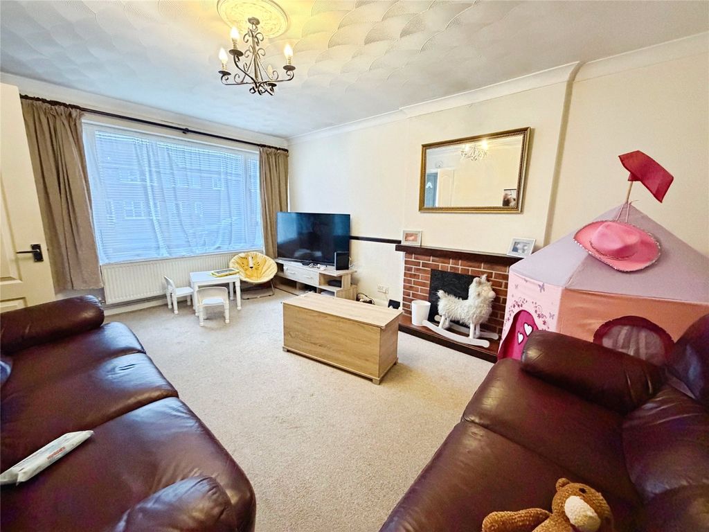 Property photo 2 of 11 Lounge