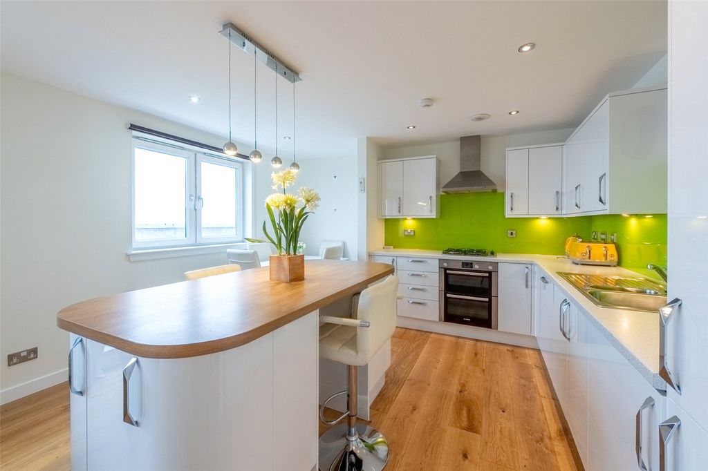 Property photo 3 of 18 Heron Place 3