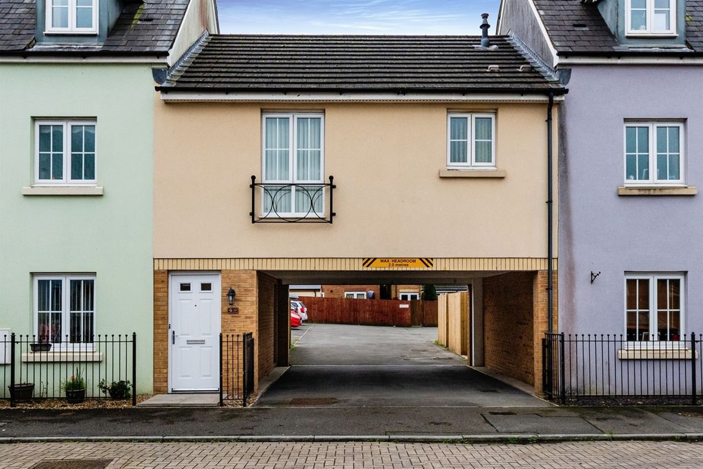 Property photo 1 of 8 Balcony