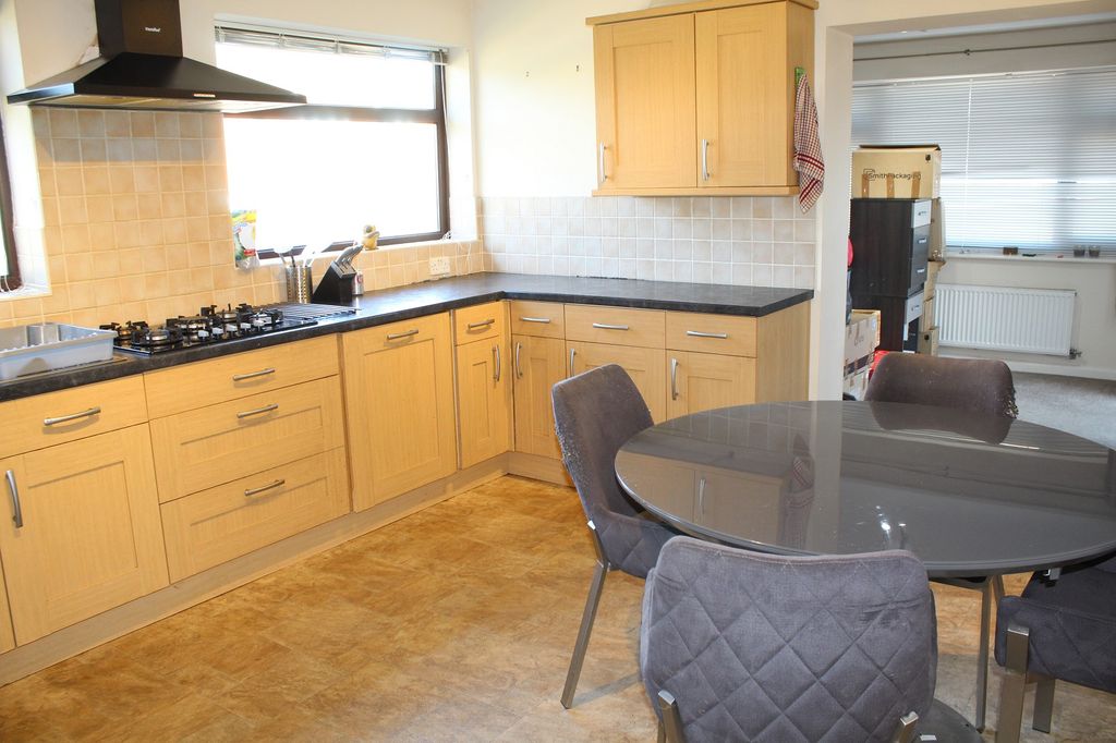 Property photo 2 of 10 Fitted Kitchen