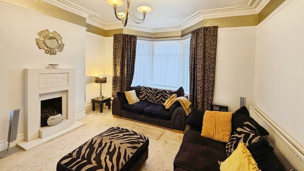 Property photo 3 of 17 Lounge