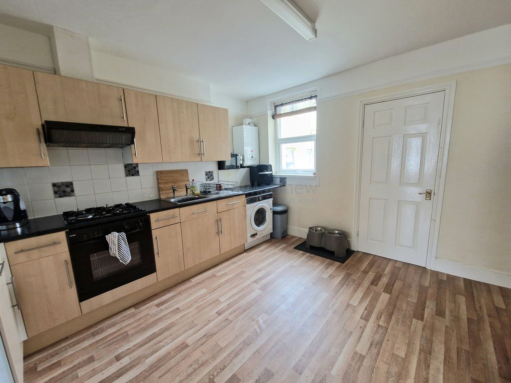 Property photo 3 of 5 Kitchen