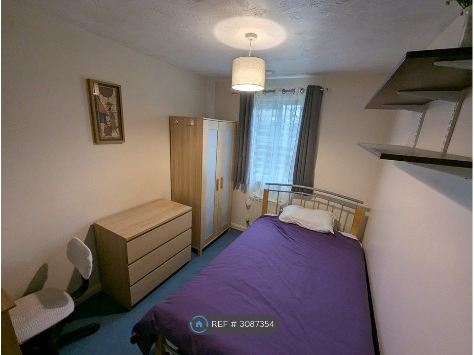 Property photo 3 of 8 There Is A Double Bed, Wardrobe, Desk And Chair