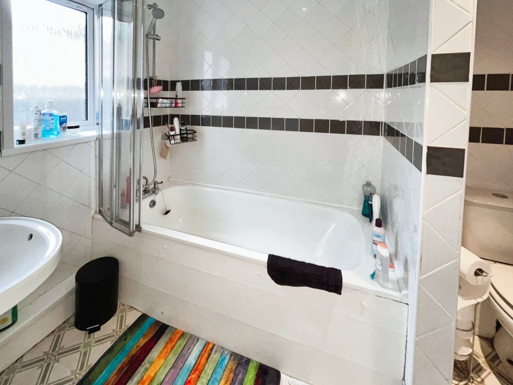 Property photo 3 of 10 Bathroom