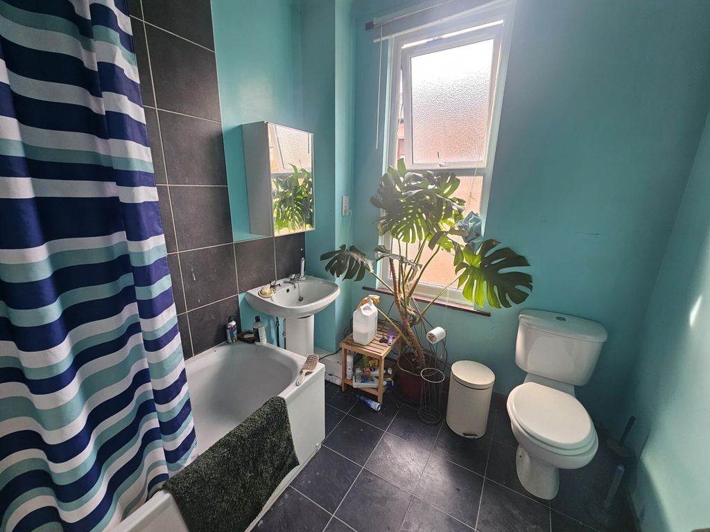 Property photo 2 of 7 A Bright And Well-Maintained Bathroom Suite Featur...