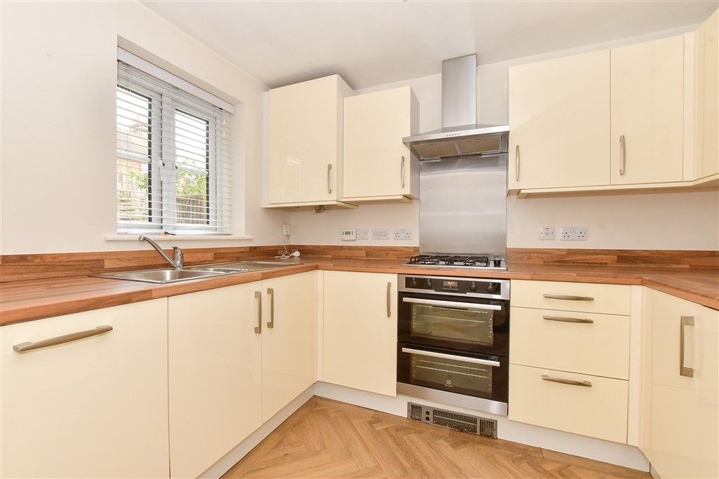 Property photo 2 of 11 Kitchen