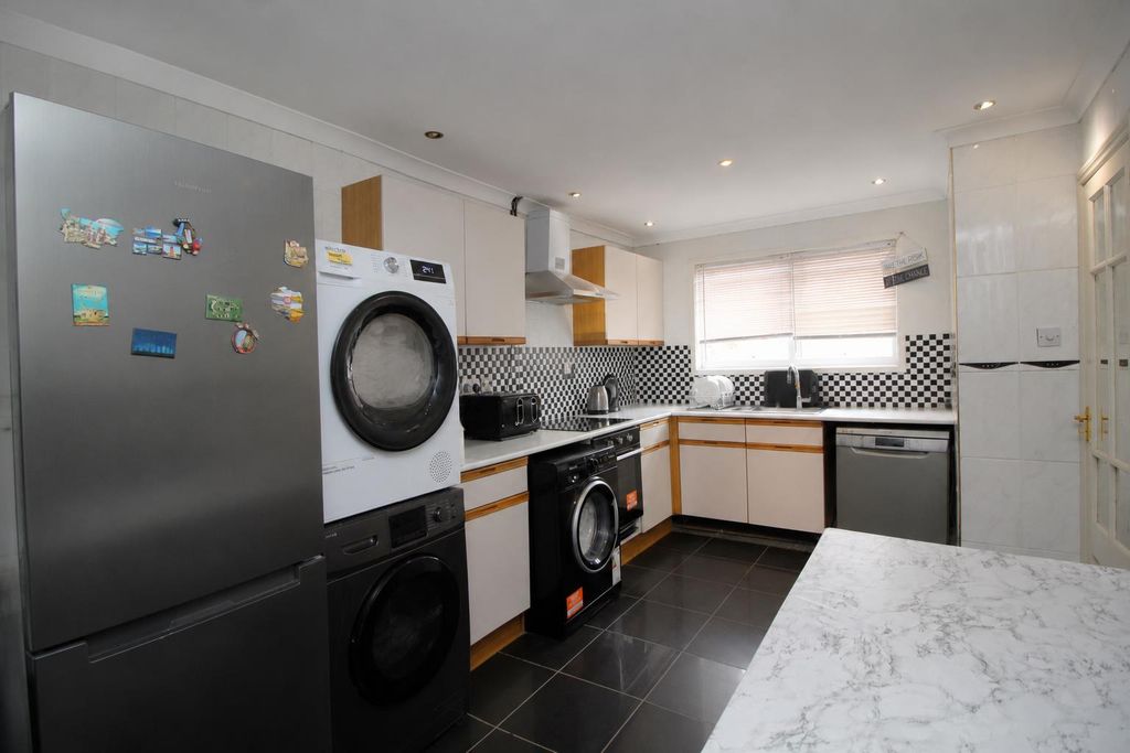 Property photo 2 of 11 Kitchen Diner.Png